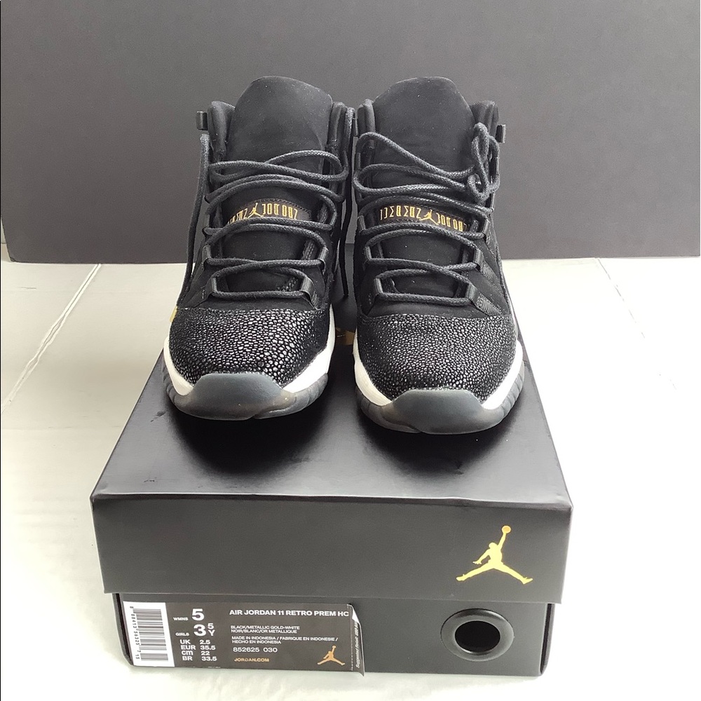 Air Jordan 11Retro Heiress Black Stingray Sneakers - Picture 2 of 6